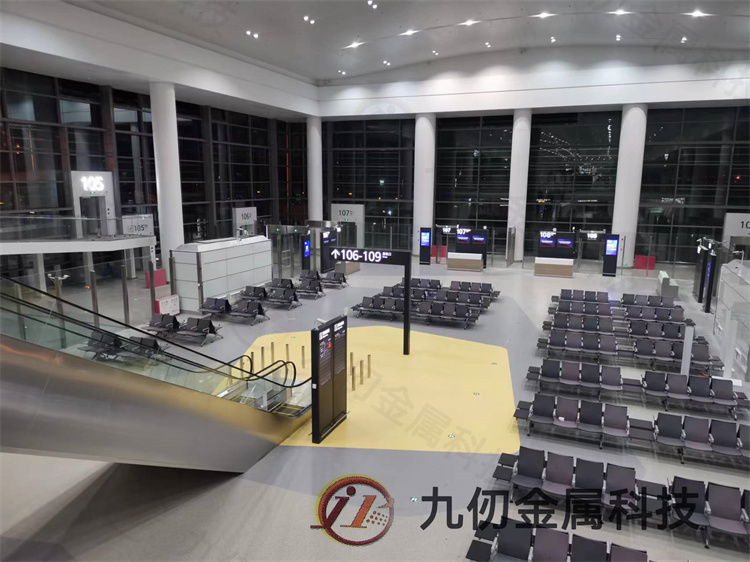 南京祿口機場南走廊不銹鋼整體裝飾案例